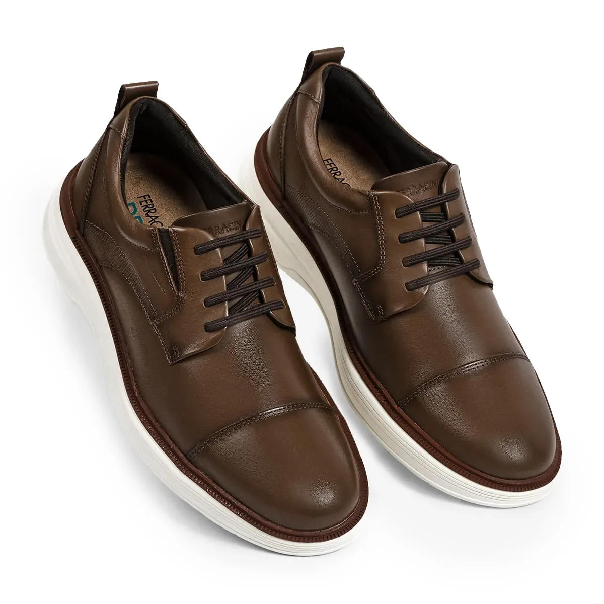 Sapatos Ferracini masculinos em couro marrom com detalhes na sola e etiqueta lateral.